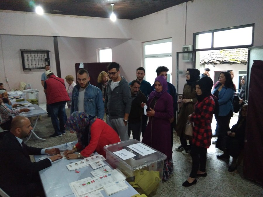 Örcün Köyü’nde vatandaşlar oylarını sorunsuz bir şekilde kullanıyor