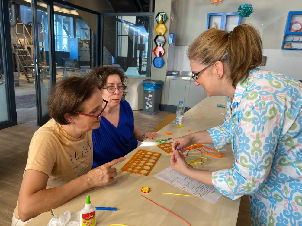 Quilling kâğıtlarını sanata dönüştürdüler