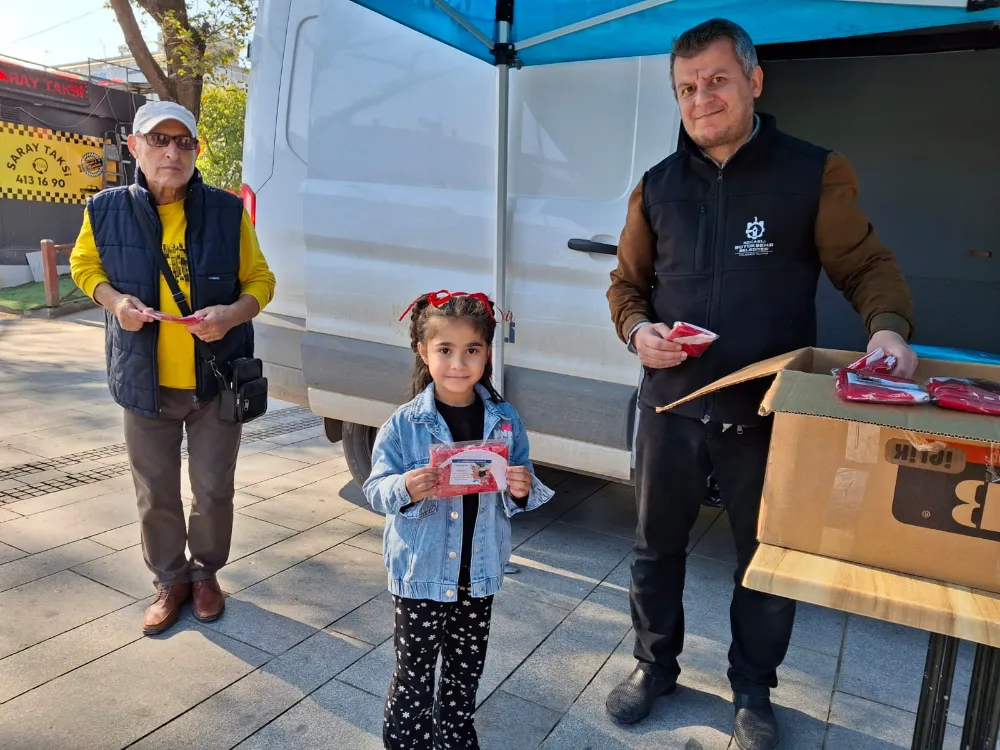 Büyükşehir 12 ilçede 25 bin Türk Bayrağı dağıttı