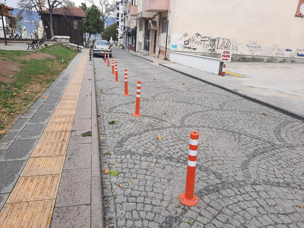 Değirmendere Yalı Mahallesi Saniye Altuncu Caddesi’ne  plastik duba monte edildi