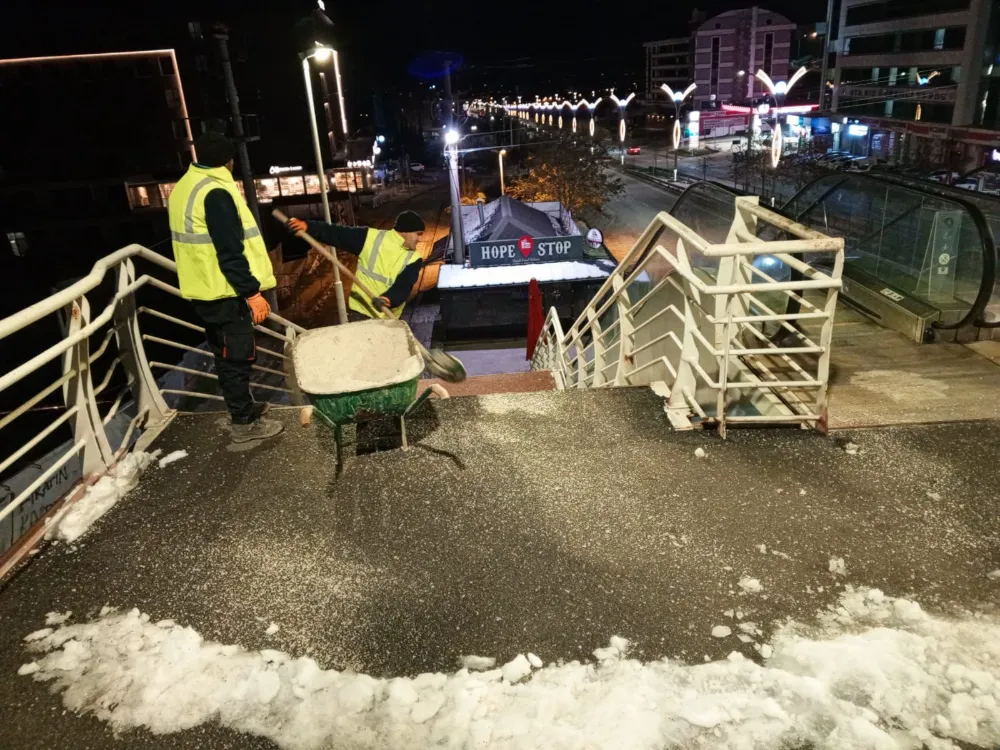 Büyükşehir’den üst geçitlere buzlanma müdahalesi