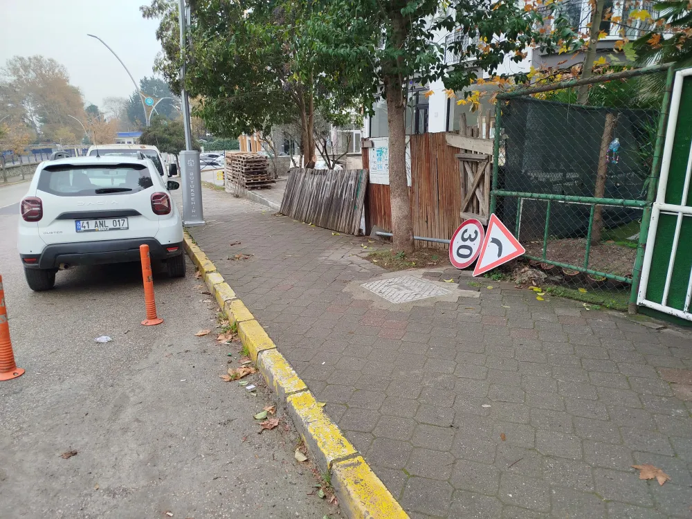 Donanma Caddesi üzerinde yerinden çıkan uyarı tabelası yerine monte edilmeli