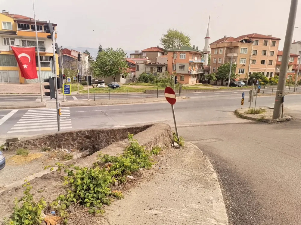 Halıdere Eskiköy Caddesi’nde yamuk tabela düzeltilmeli