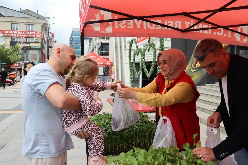 İZMİT BELEDİYESİ 43 BİN FİDEYİ VATANDAŞLARA DAĞITTI