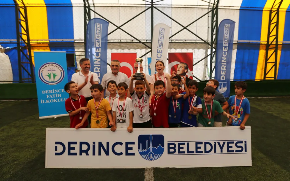 Minik Öğrencilerin Futbol Heyecanı