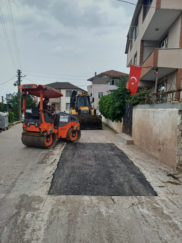 Gölcük’te asfalt yama çalışmaları devam ediyor