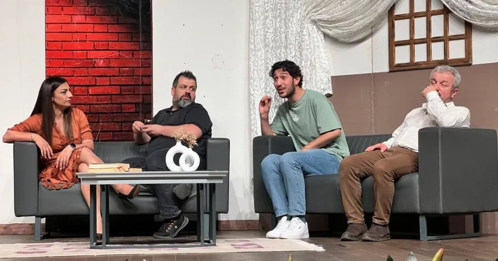 Sırf Tiyatro Ekibi “Kurtar Beni” adlı oyunları ile   BAŞİSKELELİ SANATSEVERLER İLE BULUŞTU