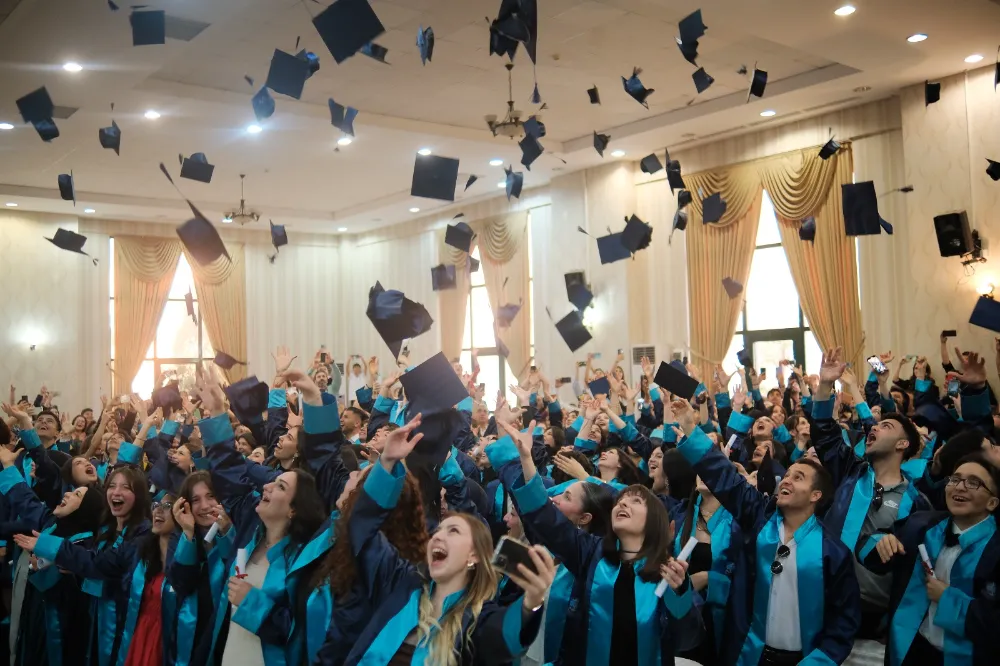 Çakabey Anadolu Lisesi Öğrencileri Mezuniyet Töreni Coşkusu Yaşadı