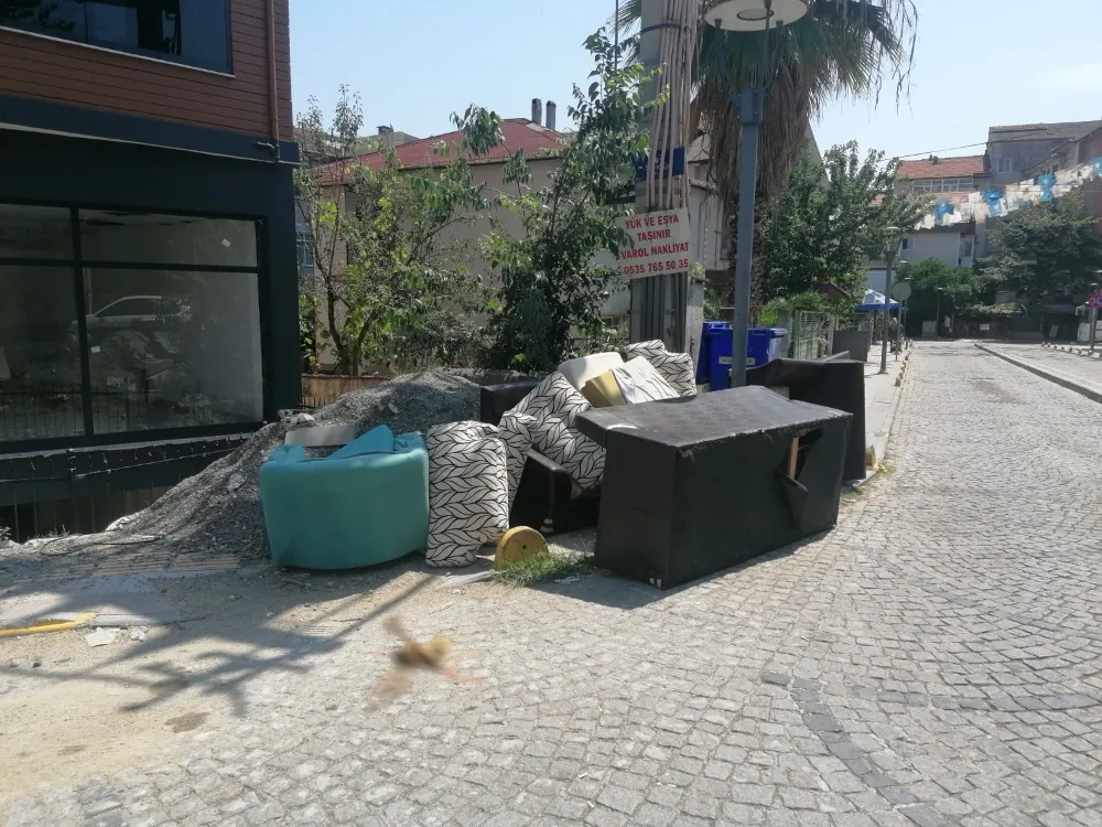 Yol kenarına atılan evsel atıklar kötü görüntülere neden oluyor