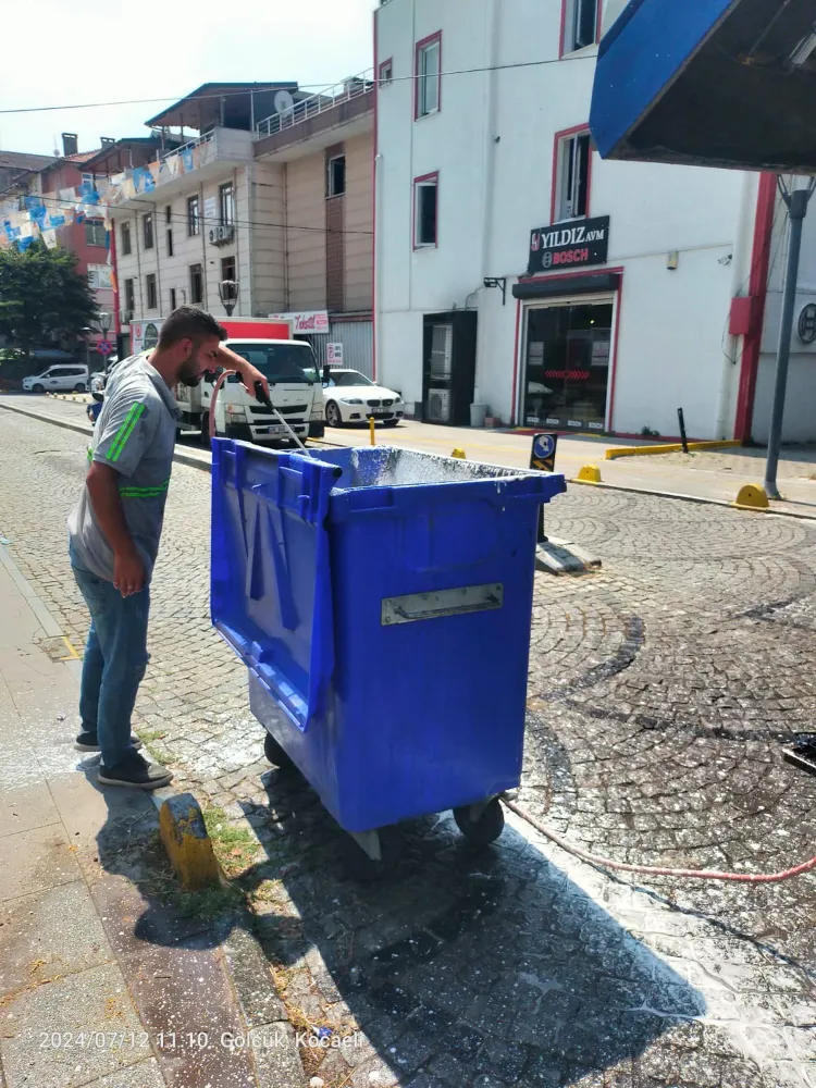 Gölcük’te çöp konteynerleri tertemiz yapıldı