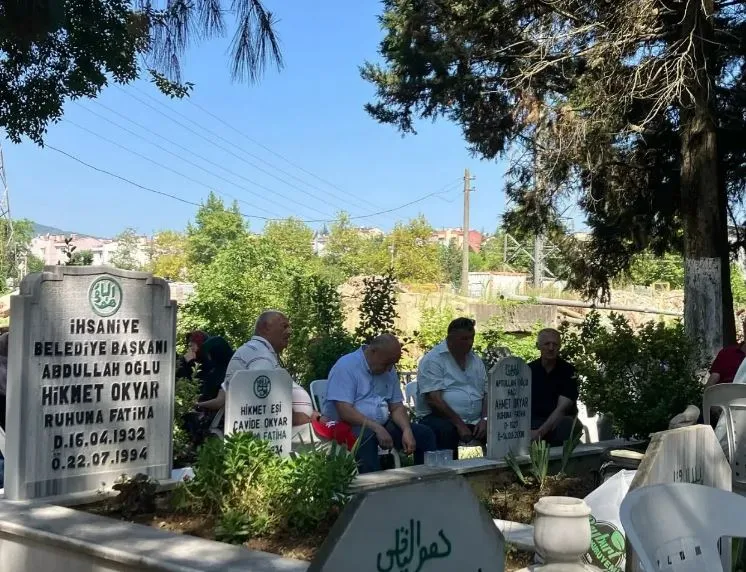 İhsaniye Belediyesi kurucu Belediye Başkanı Hikmet Okyar  KABRİ BAŞINDA DUALAR İLE ANILDI