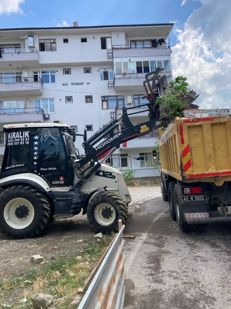 Gölcük’te kaba atık toplama çalışmaları aralıksız devam ediyor