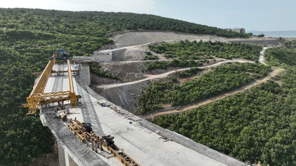 Hastane Yolu´nda 40 kirişin montajı tamam