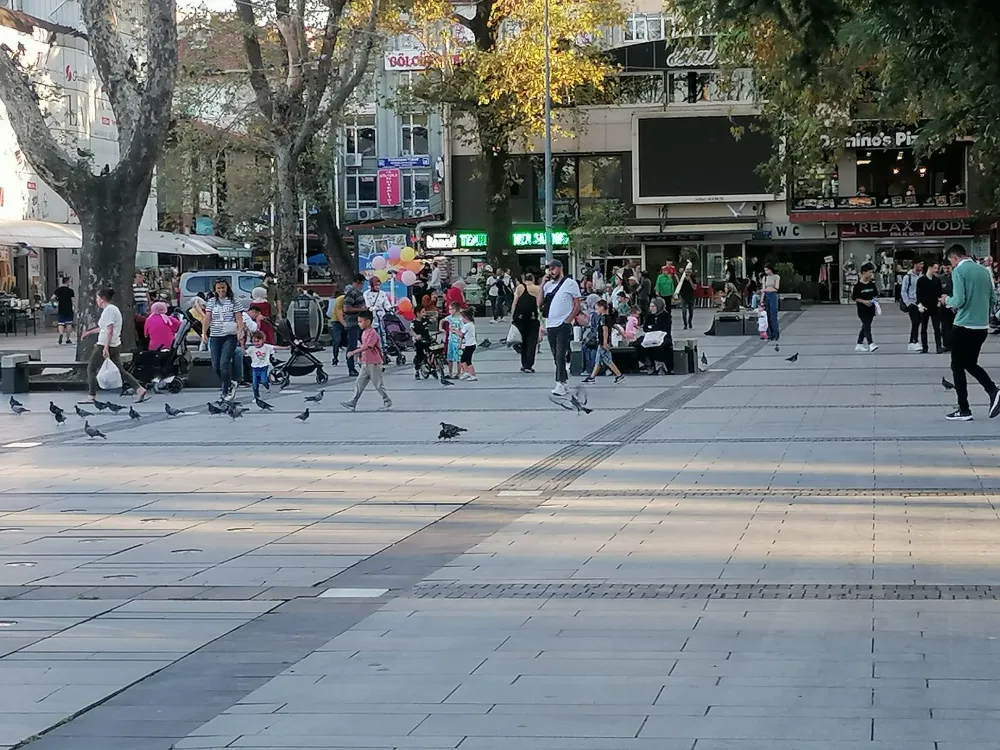 Anıtpark sıcak havaya rağmen günün her saati yoğun ilgi görüyor