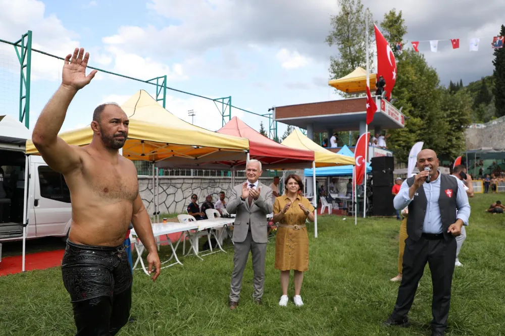 Karamürsel’in Evladı Hüseyin Gümüşalan,  ALTINKEMER’DE BAŞPEHLİVAN OLDU