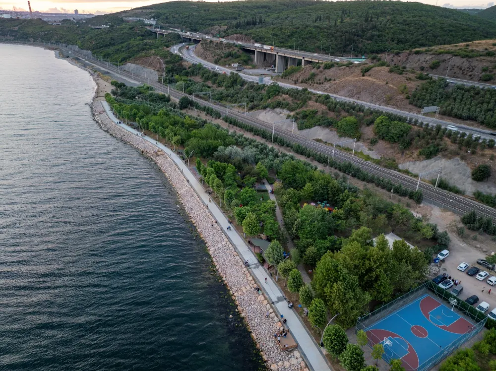 Tavşancıl Sahil Parkı gündüz başka gece başka güzel