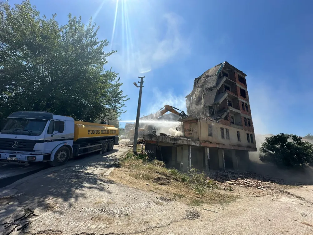 GÖLCÜK RİSKLİ YAPILARDAN BİR BİR ARINIYOR