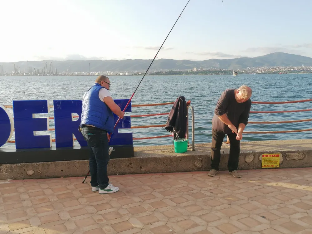 Amatör Balıkçılar günün stresini balık tutarak geçiriyor