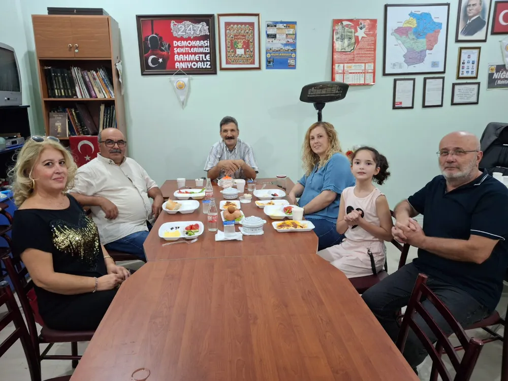 Gölcük Niğdeliler Dernek Başkanı Cemil Çakmak   YENİ DERNEK BİNASINDA GÖLCÜK BASININI AĞIRLADI