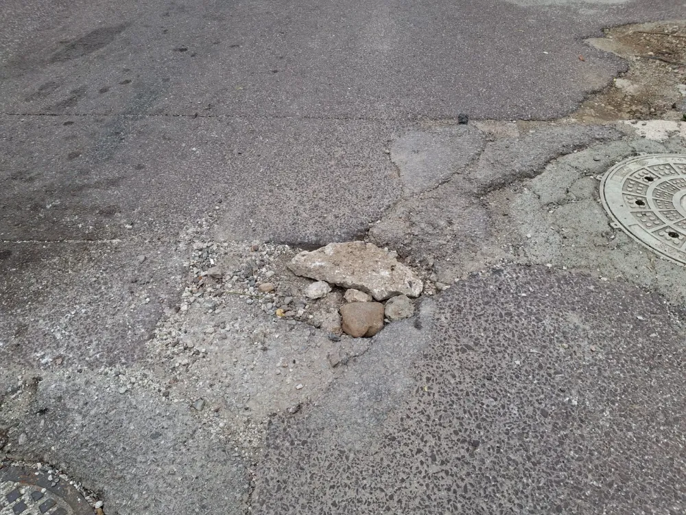 Yalı Mahallesi Vatan Caddesi üzerinde oluşan çukura taş ile önlem aldılar