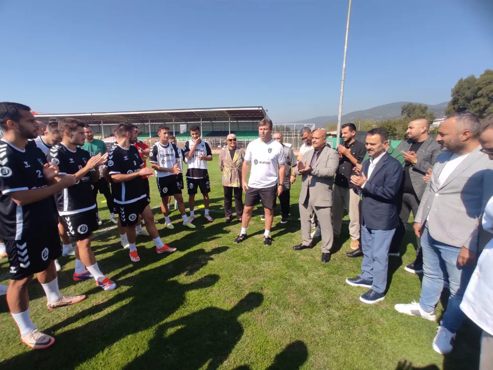 Vali İlhami Aktaş Kocaelispor‘u Antrenmanda Ziyaret Etti