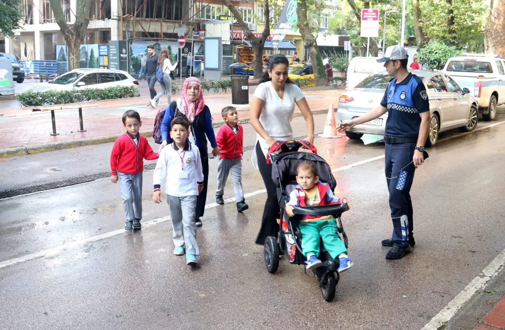 Büyükşehir Zabıtası görevde okul önleri güvende