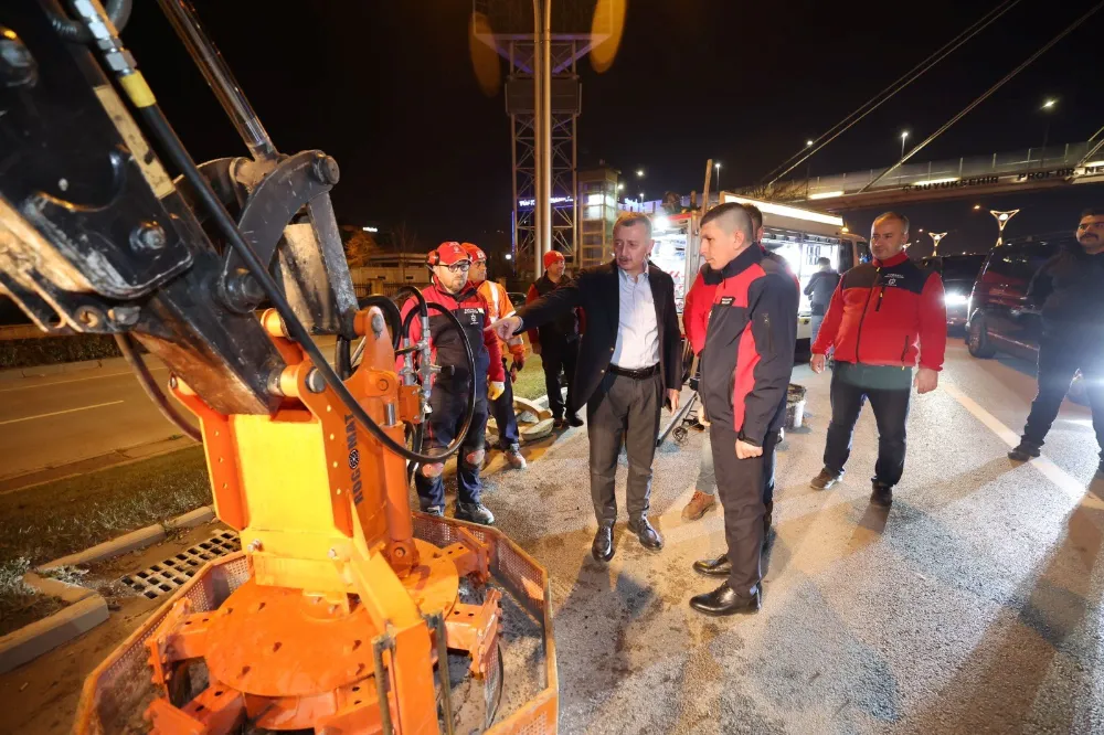 Büyükşehir’de yeni yıl gecesi de  yol bakım hizmeti devam etti