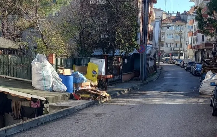 Merkez Mahallesi 3.sokak sakinleri dertli  BELEDİYEDEN ÇÖZÜM BEKLİYORLAR