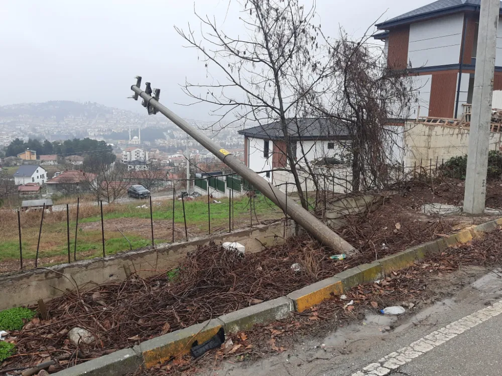 İhsaniye, Levent Caddesi’nde elektrik direkleri yenileniyor  VATANDAŞLAR, ‘’YERDEKİ DİREKLER KALDIRILMALI’’