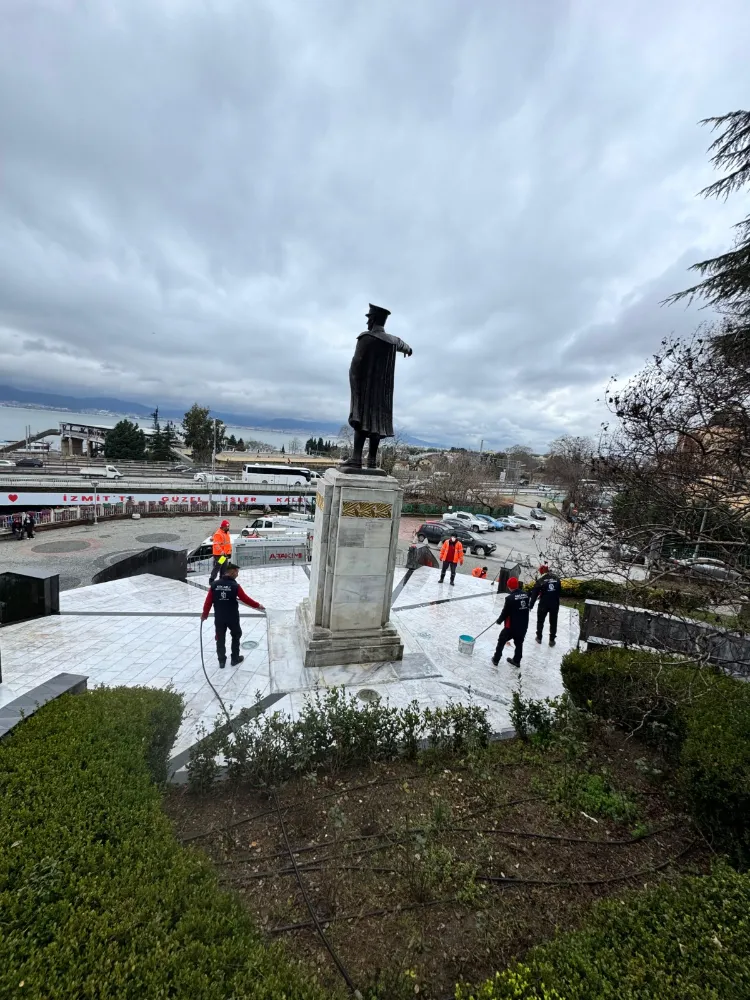 Büyükşehir, Atatürk Heykeli’nin temizliğini yaptı