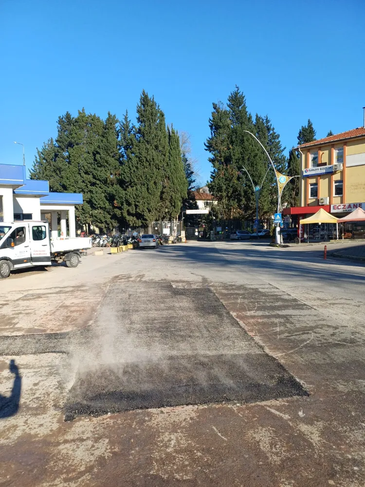 Donanma Caddesi’nde asfalt yama çalışması