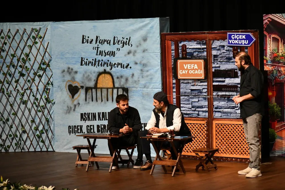 “Aynalar” Adlı Tiyatro Oyunu Duygusal Anlar Yaşattı