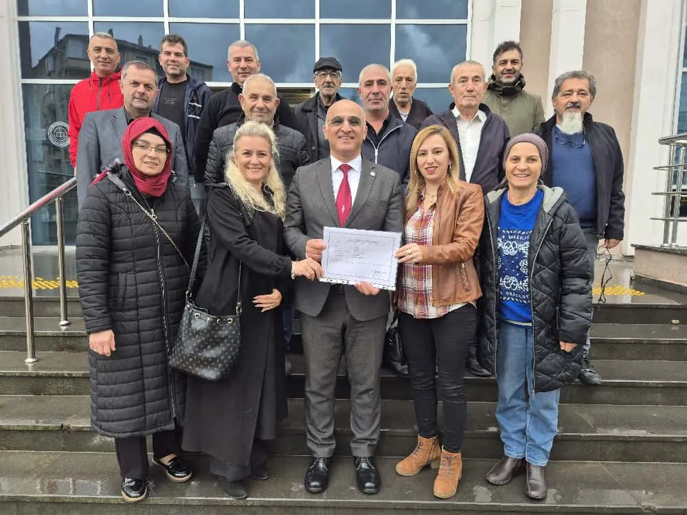 İYİ Parti Gölcük İlçe Başkanı Mustafa Çalışkan  MAZBATASINI ALDI