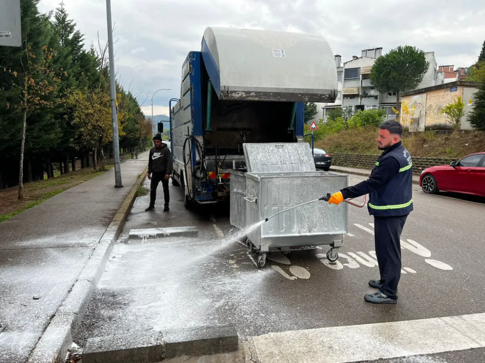 Gölcük’te çöp konteynerleri düzenli olarak temizleniyor