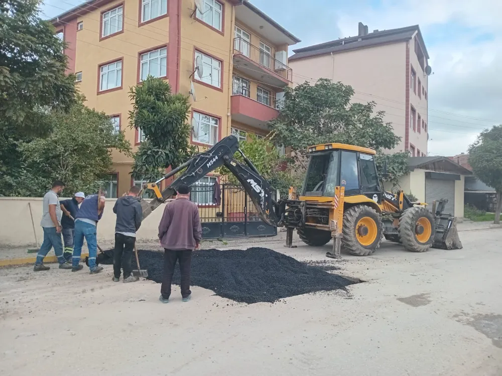 Fen İşleri Ekipleri Gölcük’ün dört bir yanında yollara müdahale ediyor