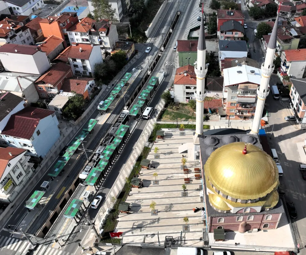 Büyükşehir, İzmit Başaran Camii Meydanı’nı yeniledi
