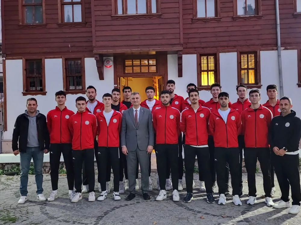 BAŞKAN SEZER VOLEYBOL TAKIMINA MORAL VERDİ