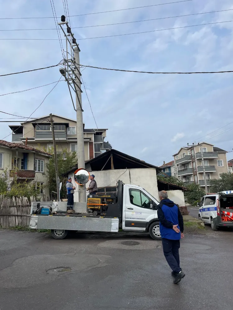 Halıdere’ye kavşak aynası montajı yapıldı