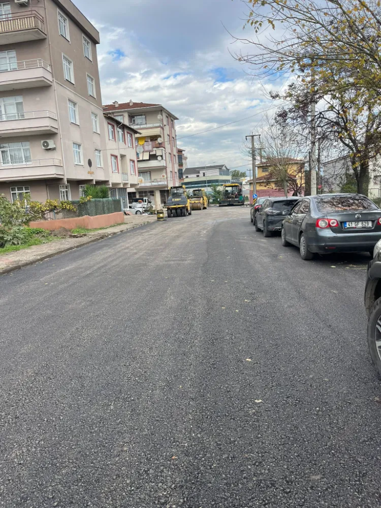 Gölcük Belediyesi, Ayanoğlu Caddesi’nde asfalt çalışmalarını tamamladı