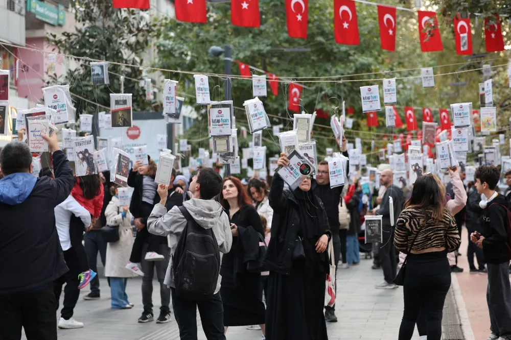 Kocaeli’de gelenek bozulmadı,   KİTAPLAR YİNE İLK AĞAÇLARDA AÇTI
