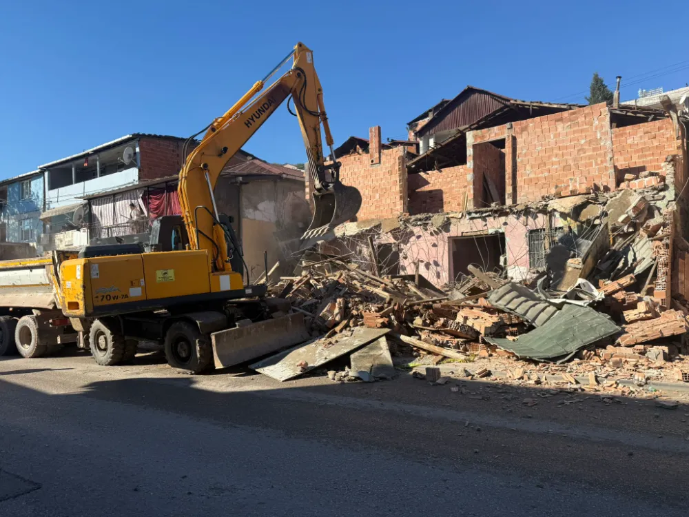 İzmit Belediyesinden kaçak yapı yıkımı