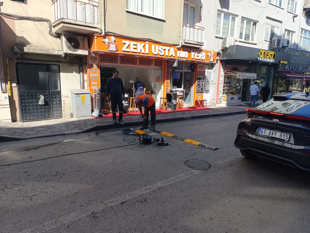 Gölcük Belediyesi’nden Deliloğlu Caddesi’ne Hız Kesici Düzenlemesi