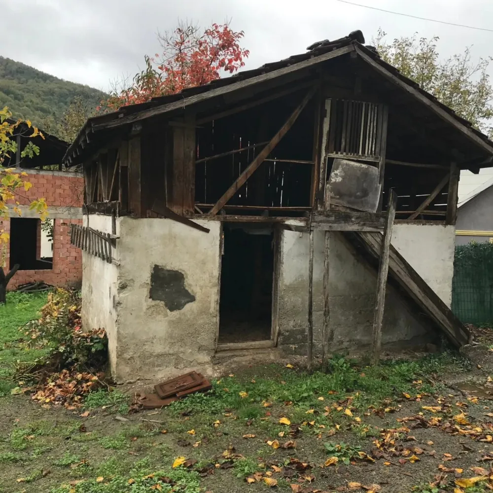 Gölcük’te metruk ve orta hasarlı binaların yıkımı devam ediyor