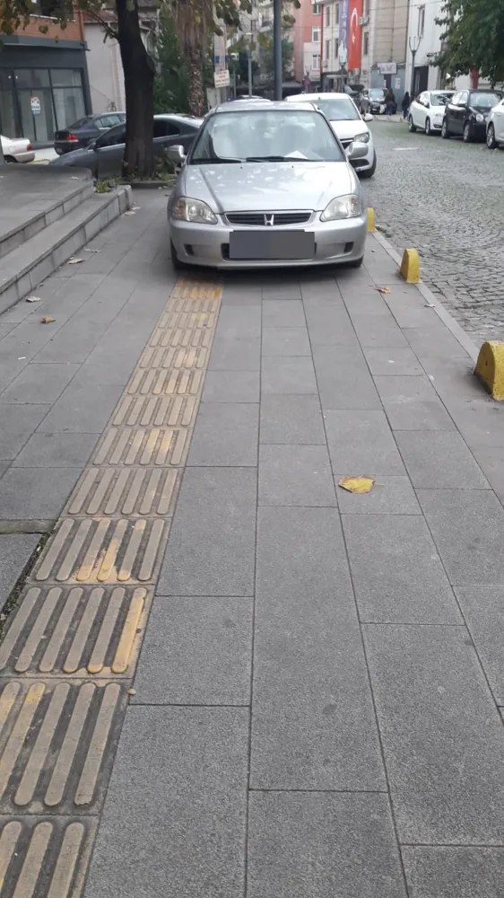 Gölcük’te yaya ve kılavuz yollarına araç parkı tepkilere neden oluyor