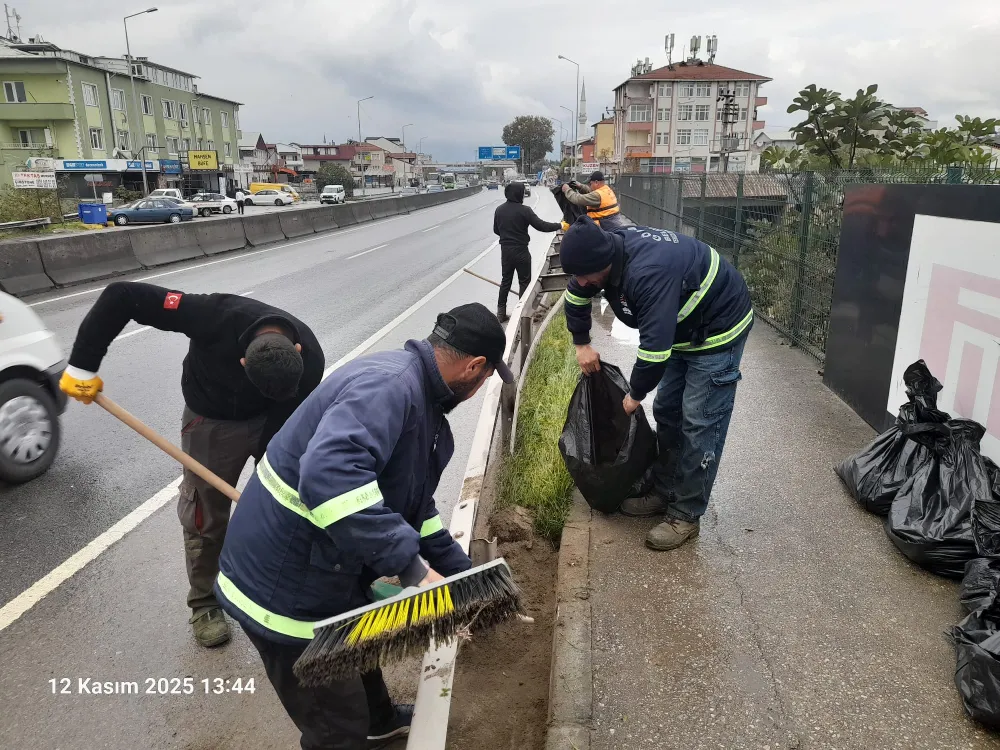 Gölcük Belediyesi’nden Ana Yollarda Detaylı Bariyer Temizliği
