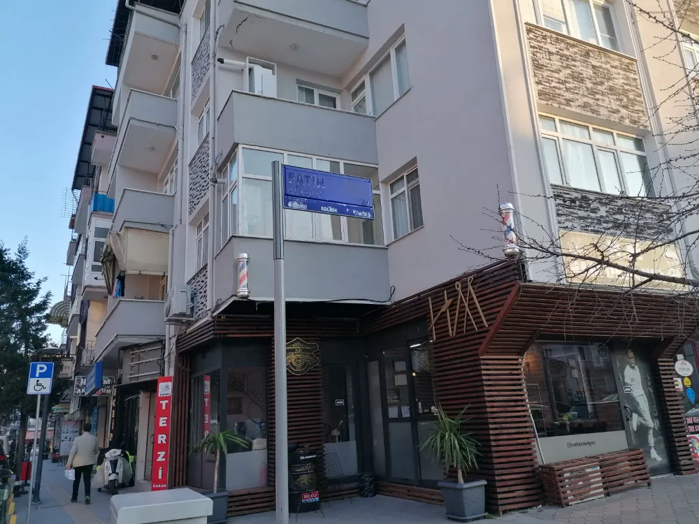 Yazıları silinen tabelalar yenilenmeyi bekliyor