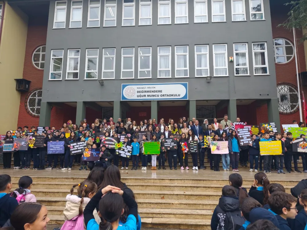 Uğur Mumcu Ortaokulu Öğrencilerinden   24 KASIM’DA KIRMIZI HALILI SÜRPRİZ