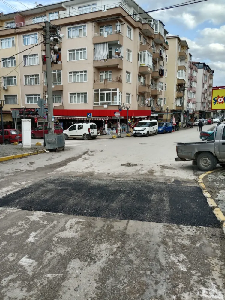 Gölcük’te asfalt yama çalışmaları aralıksız sürüyor
