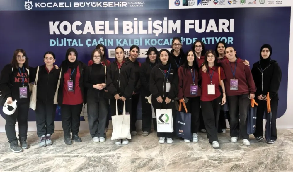 AKV’nin Genç Bilişimcileri Kocaeli Bilişim Fuarını ziyaret etti