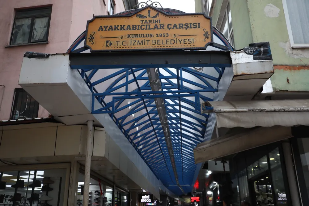 İzmit Belediyesi Tarihi Ayakkabıcılar Çarşısı’nın çatısını yeniledi